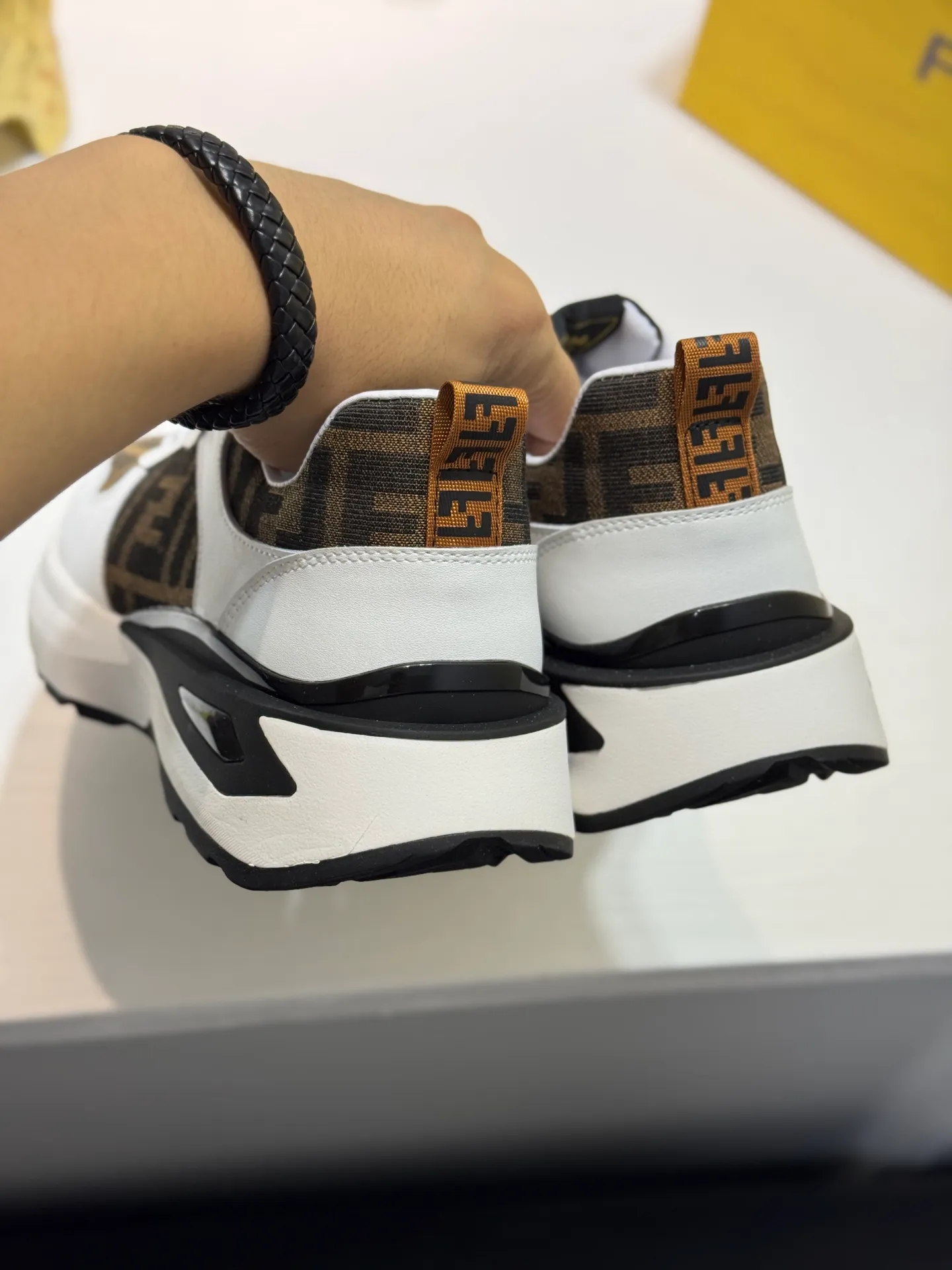 Men's shoes 💰440 [New style] 🐛🐛FENDI* Fendi! Purchasing agent level🔥hot style, the upper is made of cowhide➕canvas, and the lightweight non-slip outsole. Top quality in the market, personally performed by many celebrities, fashionable and popular, versatile and popular, simple yet tasteful, a must-have for fashionistas, exuding a fashionable and casual atmosphere, fashion is at your feet, wear it with confidence. Size: 38-44 (45 customized